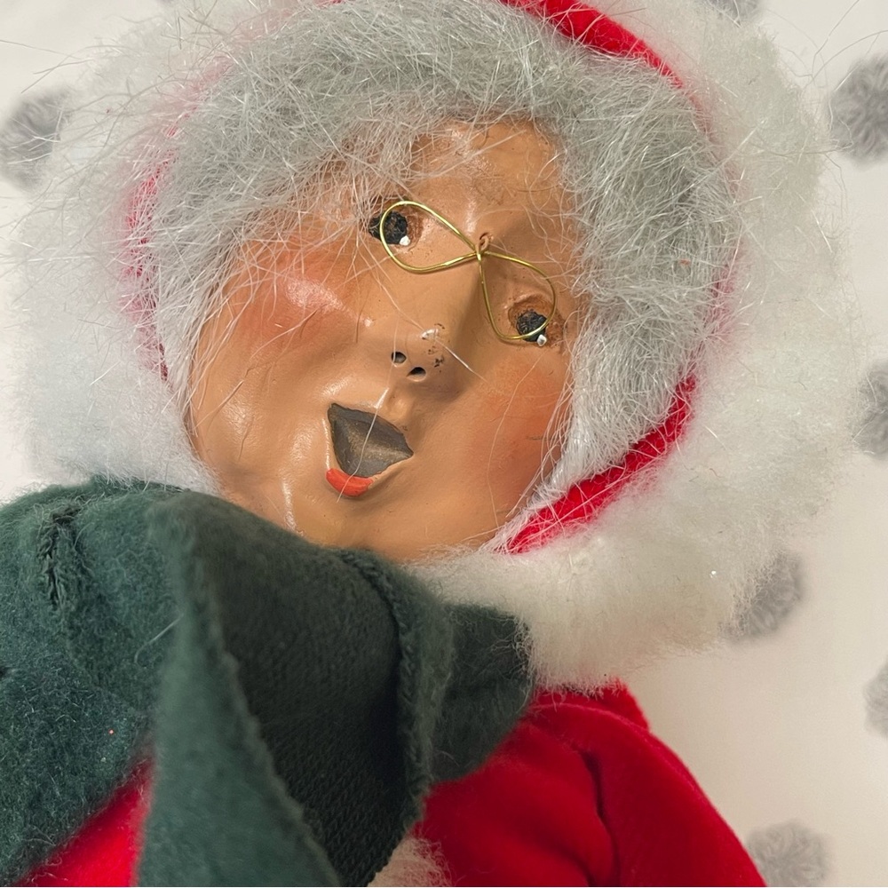 2001 Byers Choice Caroler – Mrs. Claus – Signed – Collectible Christmas Figurine - Picture 3 of 13